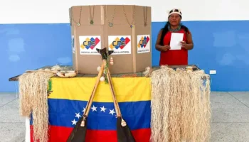 CNE anuncia cierre de mesas electorales y 68 cargos irreversibles para concejales indígenas en Ecuador