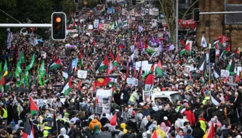Miles de manifestantes marchan junto a Julian Assange en Sídney contra el genocidio en Gaza