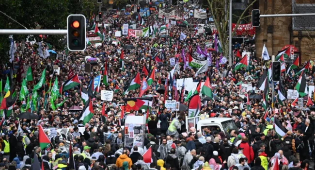Miles de manifestantes marchan junto a Julian Assange en Sídney contra el genocidio en Gaza