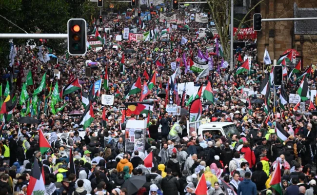 Miles de manifestantes marchan junto a Julian Assange en Sídney contra el genocidio en Gaza