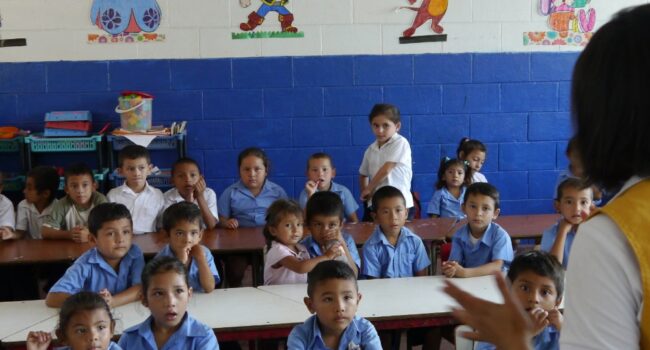 Alertan sobre la militarización de la educación en El Salvador