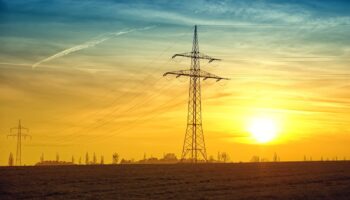 La factura eléctrica del usuario medio ha subido 10 euros con respecto a julio del año pasado, según el análisis de FACUA