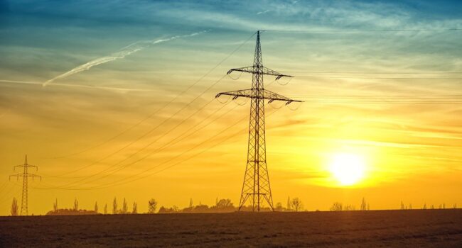 La factura eléctrica del usuario medio ha subido 10 euros con respecto a julio del año pasado, según el análisis de FACUA