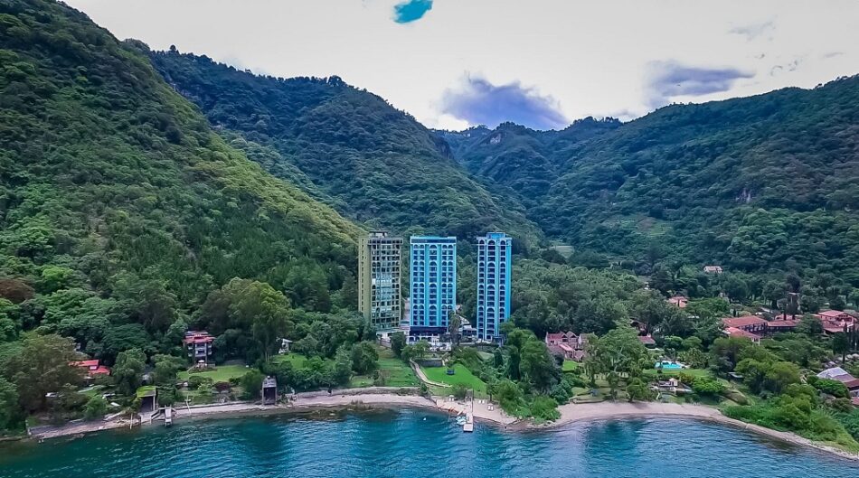Incumplen normas ambientales hoteles en cuenca del Atitlán, Guatemala