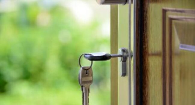 Consumo logra la retirada de 65.000 anuncios ilegales en Airbnb y denuncia otros 55.000 sin número de registro