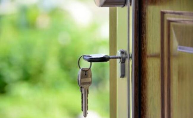 Consumo logra la retirada de 65.000 anuncios ilegales en Airbnb y denuncia otros 55.000 sin número de registro