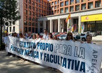 Los médicos se concentraron ante el Ministerio de Sanidad exigiendo un Estatuto propio