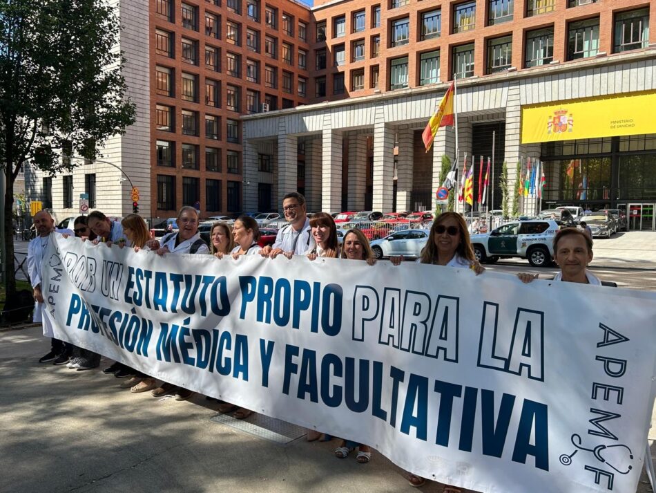Los médicos se concentraron ante el Ministerio de Sanidad exigiendo un Estatuto propio