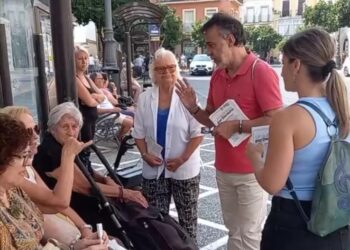 Adelante tacha de ineptos al PSOE y al Partido Popular en la campaña informativa de su propuesta ‘Un autobús por derecho’