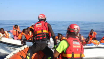 El Aita Mari inicia su misión 16 asistiendo a dos embarcaciones en aguas españolas 