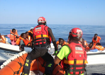 El Aita Mari inicia su misión 16 asistiendo a dos embarcaciones en aguas españolas 