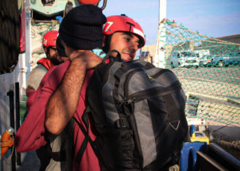 Desembarcan en Italia las 13 personas rescatadas por el Aita Mari tras 4 días de navegación