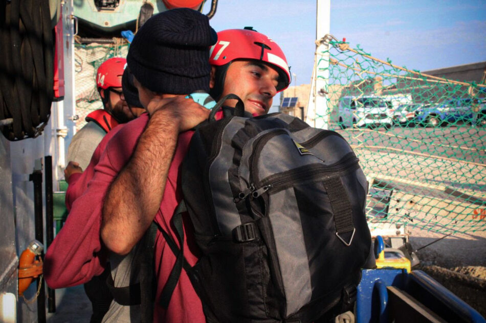 Desembarcan en Italia las 13 personas rescatadas por el Aita Mari tras 4 días de navegación