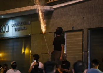 Exigen investigar lazos de Vox con líder de grupo neonazi «Deport Them Now» arrestado en Barcelona