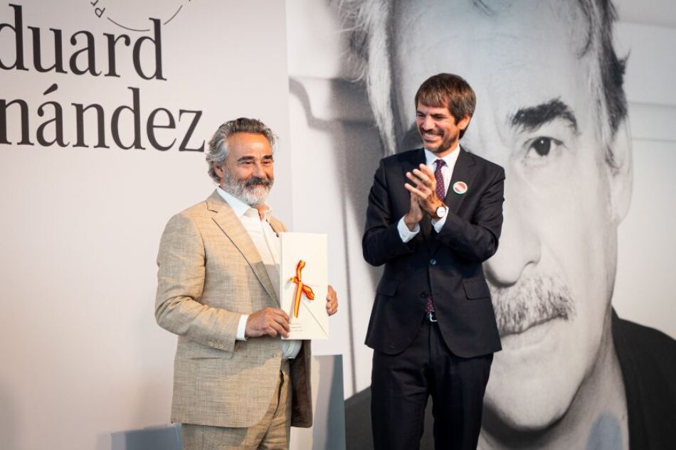 El ministro de Cultura entrega a Eduard Fernández el Premio Nacional de Cinematografía 2025