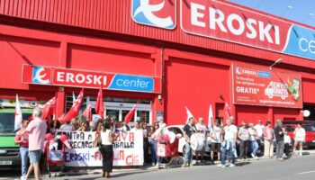 A sección sindical da CIG entrégalle á dirección de Vegalsa-Eroski centos de sinaturas contra a sobrecarga de traballo