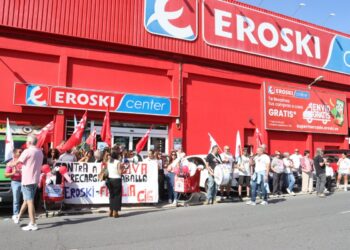 A sección sindical da CIG entrégalle á dirección de Vegalsa-Eroski centos de sinaturas contra a sobrecarga de traballo