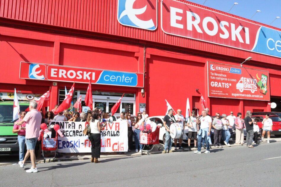 A sección sindical da CIG entrégalle á dirección de Vegalsa-Eroski centos de sinaturas contra a sobrecarga de traballo
