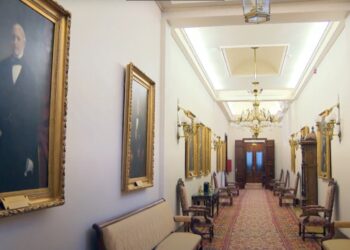 Exigen a Francina Armengol que cumpla la ley y retire los retratos de los presidentes de la Cortes franquistas