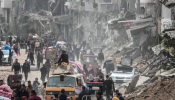 Ciudad de Gaza bajo ataque israelí, los palestinos huyen al sur