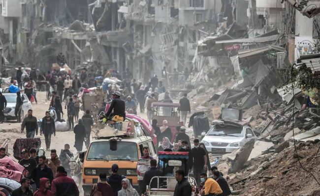 Ciudad de Gaza bajo ataque israelí, los palestinos huyen al sur