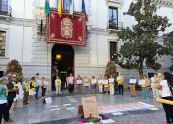 Homenaje y despedida a una persona sin hogar muerto en las calles Granada