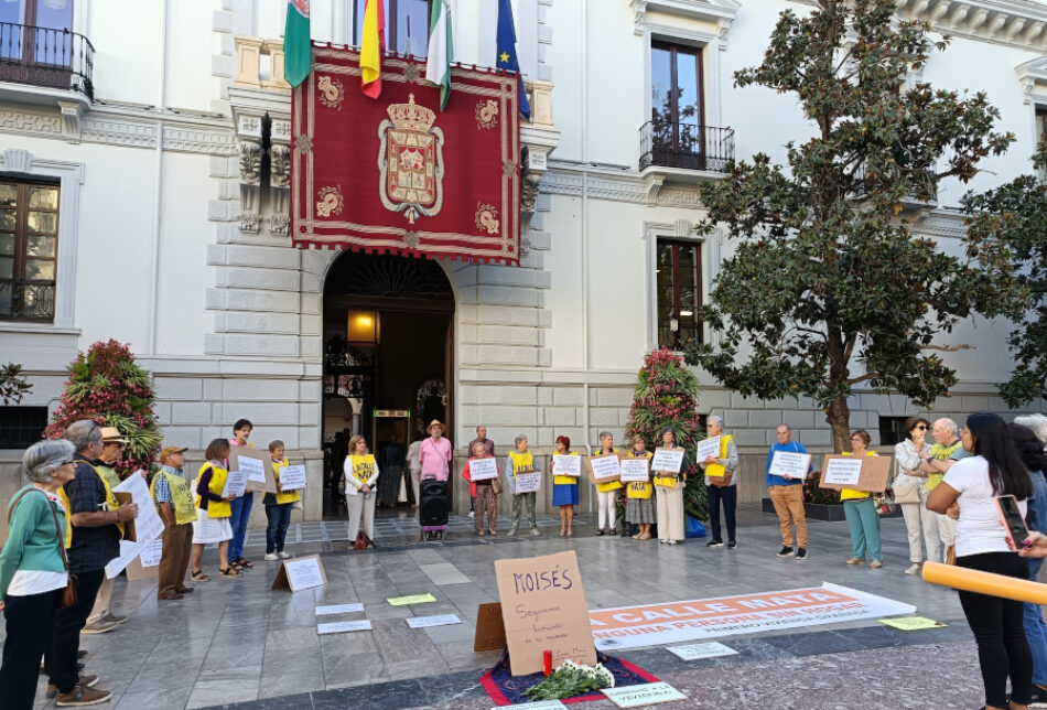 Homenaje y despedida a una persona sin hogar muerto en las calles Granada