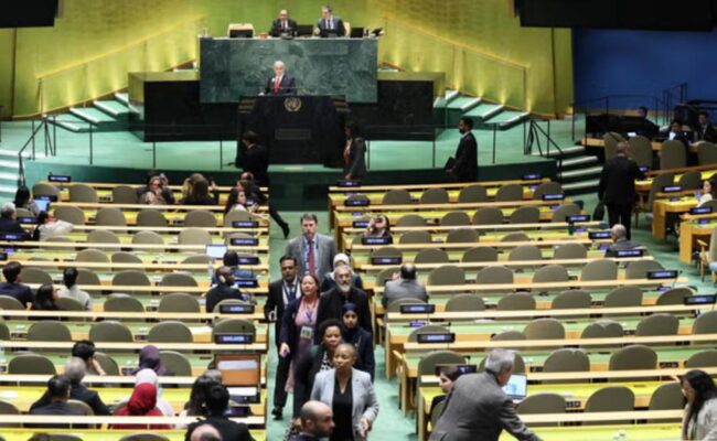 Las delegaciones de Naciones Unidas abandonan la sala durante el discurso de Netanyahu