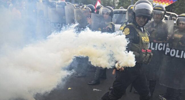 Peruanos vuelven a las calles contra el gobierno actual