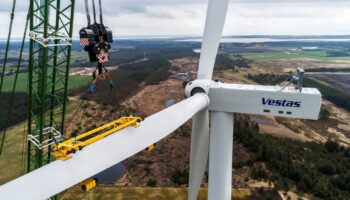Un trabajador de Vestas Eólica, sufre un accidente laboral dentro de un aerogenerador, con quemaduras en la cara y manos, y la empresa lo despide por ser de CCOO