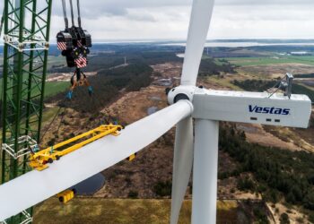 Un trabajador de Vestas Eólica, sufre un accidente laboral dentro de un aerogenerador, con quemaduras en la cara y manos, y la empresa lo despide por ser de CCOO