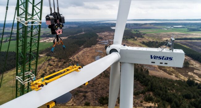 Un trabajador de Vestas Eólica, sufre un accidente laboral dentro de un aerogenerador, con quemaduras en la cara y manos, y la empresa lo despide por ser de CCOO