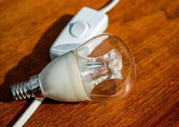 La factura de la luz del usuario medio se sitúa en 80,71 euros en el agosto más caro desde 2022
