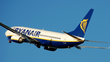 La plantilla de Ryanair recibe el apoyo ante el cierre de la base de Santiago de Compostela