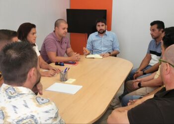 Ismael Sánchez muestra el apoyo de Izquierda Unida a la plantilla de Alestis Sevilla y reclama al Ayuntamiento un posicionamiento claro