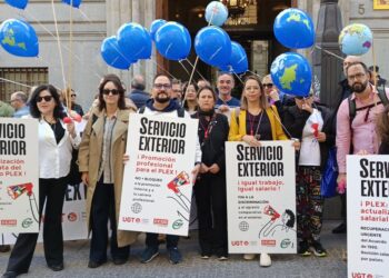 El personal laboral en el exterior (PLEX) protesta frente a Hacienda para exigir mejoras salariales y laborales
