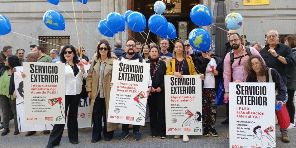 El personal laboral en el exterior (PLEX) protesta frente a Hacienda para exigir mejoras salariales y laborales
