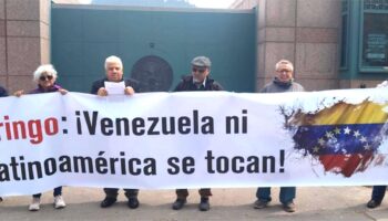 Protestan en embajada de EEUU en Chile: «Venezuela y Latinoamérica no se tocan»