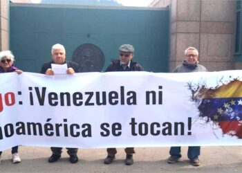 Protestan en embajada de EEUU en Chile: «Venezuela y Latinoamérica no se tocan»