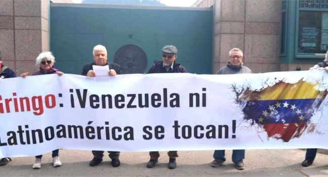 Protestan en embajada de EEUU en Chile: «Venezuela y Latinoamérica no se tocan»