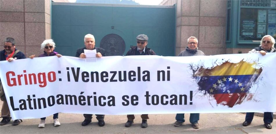 Protestan en embajada de EEUU en Chile: «Venezuela y Latinoamérica no se tocan»