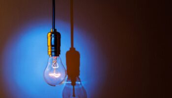 Abaratan el precio de la energía pero inflan hasta un 110% la tarifa por la potencia: el truco de algunas eléctricas para captar clientes