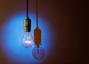 Abaratan el precio de la energía pero inflan hasta un 110% la tarifa por la potencia: el truco de algunas eléctricas para captar clientes