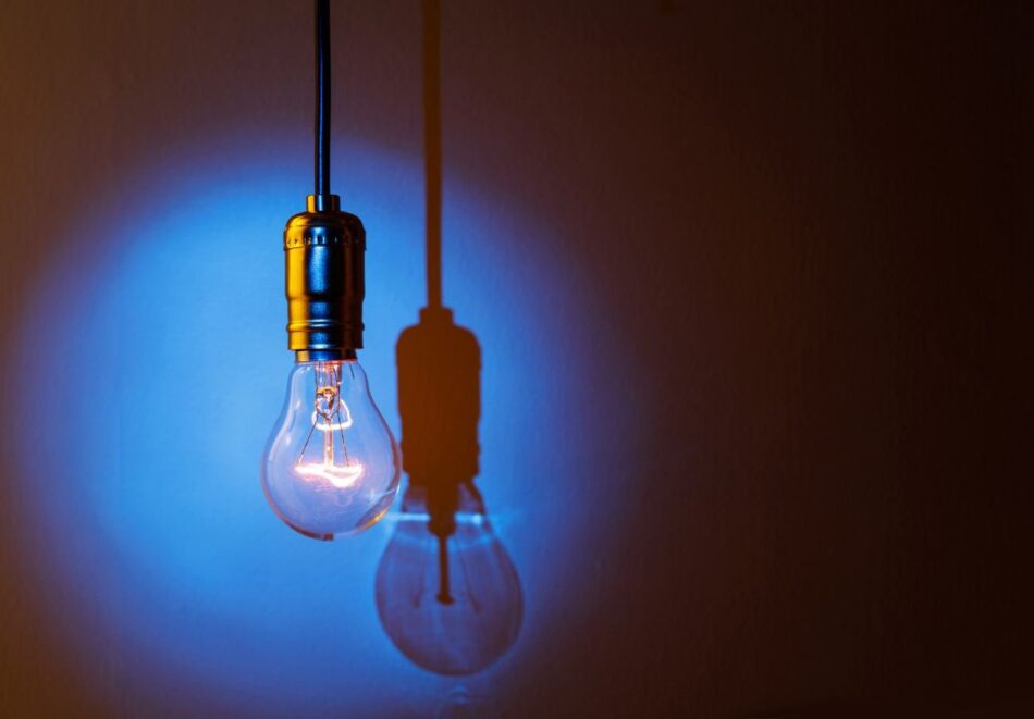 Abaratan el precio de la energía pero inflan hasta un 110% la tarifa por la potencia: el truco de algunas eléctricas para captar clientes