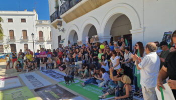PACMA, NAC y FENPCA se concentran en Azuaga para exigir justicia por la muerte de los 32 perros de caza abandonados en agosto