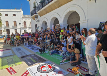 PACMA, NAC y FENPCA se concentran en Azuaga para exigir justicia por la muerte de los 32 perros de caza abandonados en agosto