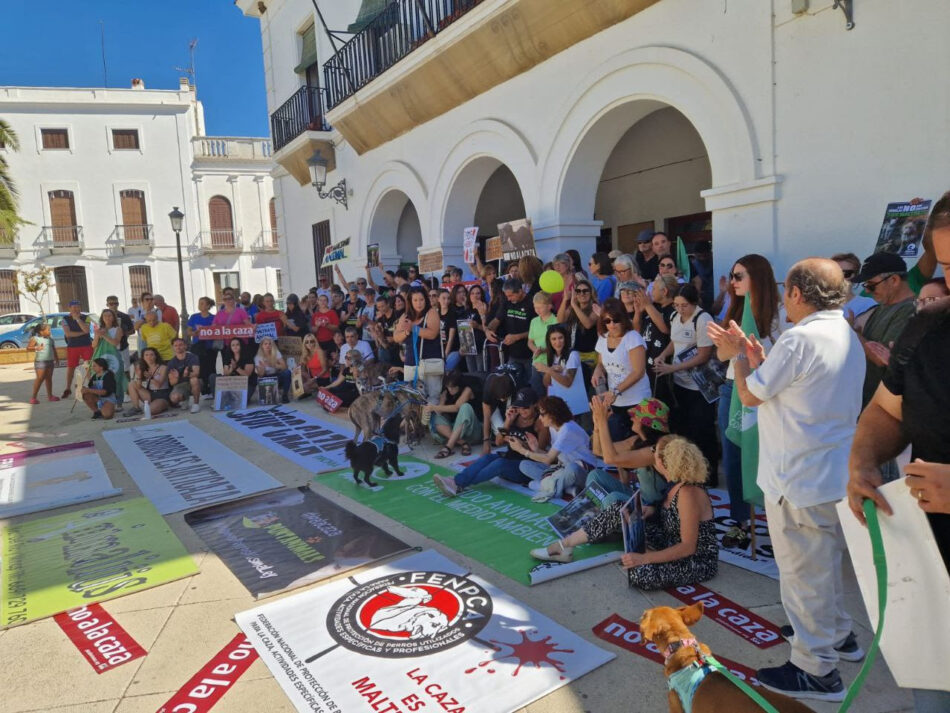 PACMA, NAC y FENPCA se concentran en Azuaga para exigir justicia por la muerte de los 32 perros de caza abandonados en agosto