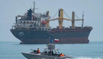 Irán deja de ocultar su flota de petroleros y desafía sanciones de EEUU