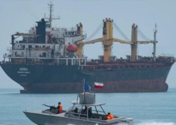 Irán deja de ocultar su flota de petroleros y desafía sanciones de EEUU