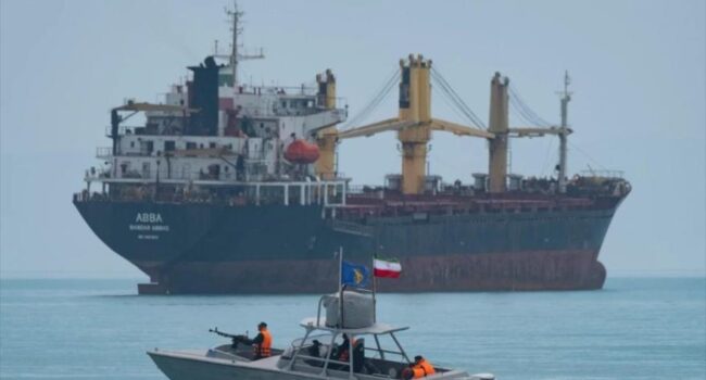 Irán deja de ocultar su flota de petroleros y desafía sanciones de EEUU